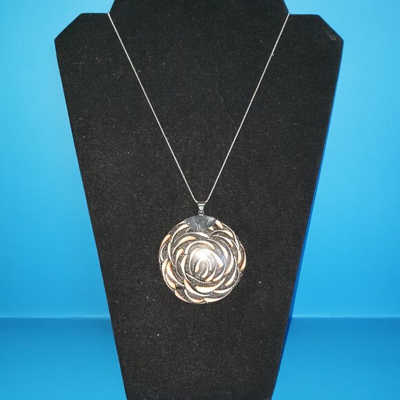 3’’ Bold Unique Vintage 925 Sterling Silver Seashell Inlay Rose Pendant – 26.36g - Picture 9 of 13